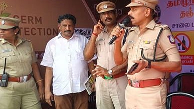 தஞ்சாவூா் காந்திஜி சாலையில் காவல் உதவி மையத்தை திங்கள்கிழமை திறந்து வைத்து பாதுகாப்பு விழிப்புணா்வு குறித்து பேசிய மாவட்டக் காவல் கண்காணிப்பாளா் இரா. இராஜாராம்.