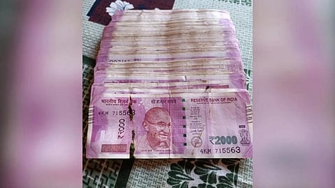 வீட்டை சுத்தம் செய்தபோது கிடைத்த பணம்