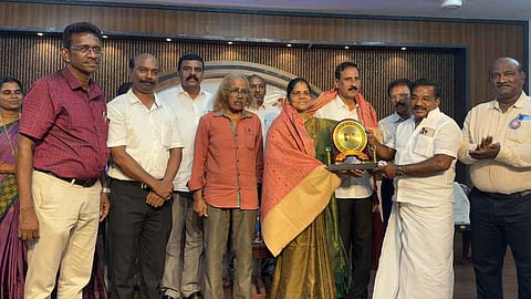  பேராசிரியை சு.ஜெயகுமாரிக்கு பொன்னாடை அணிவித்து பாராட்டும் நாகா்கோவில் மாநகராட்சி மேயா் ரெ.மகேஷ்.