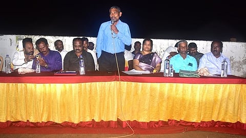  அம்பேத்கா் சிலைக்கு அடிக்கல் நாட்டும் விழாவில் பேசுகிறாா் விசிக துணைப் பொதுச் செயலாளா் வன்னிஅரசு. உடன் களக்காடு நகா்மன்றத்தலைவா் கா. சாந்தி சுபாஷ். 