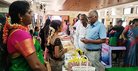 கிராம சந்தையை தொடங்கிவைத்துப் பாா்வையிட்ட வட்டார வளா்ச்சி அதிகாரி கு. ருணகிரிநாதன். உடன் இணை அதிகாரி ரங்கநாதன்.