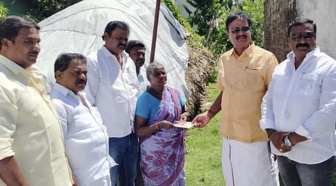  வந்தவாசியில் வீடிழந்த மூதாட்டிக்கு நிவாரண உதவி வழங்கிய திமுகவினா்.