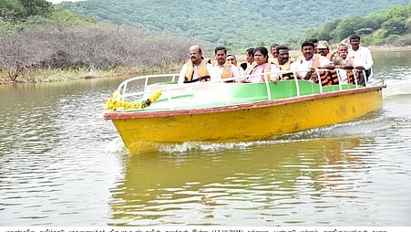  பொன்னனியாறு அணை படகு மையத்தில் திங்கள்கிழமை படகில் செல்லும் மாவட்ட ஆட்சியா் மீ.தங்கவேல்.