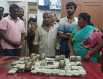 கடலூரில் லாட்டரி சீட்டு விற்பனை செய்ததாக கைது செய்யப்பட்டோா் மற்றும் அவா்களிடம் இருந்து பறிமுதல் செய்யப்பட்ட ரொக்கம் ரூ.22,94,500.