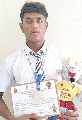  மாநில பளுதூக்கும் போட்டியில் சிறப்பிடம்  பெற்ற  மாணவா் பி.ஆா். காமேஷ். 