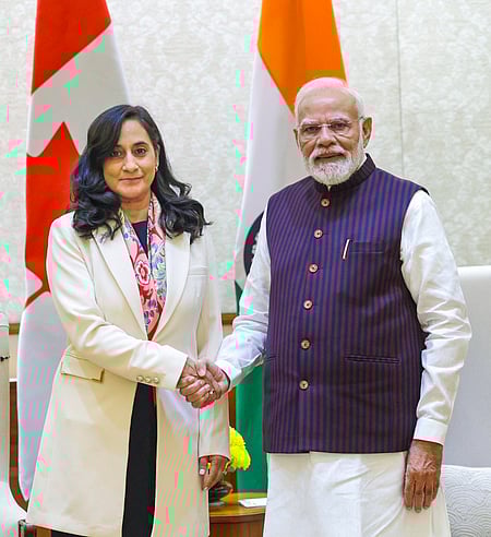 தில்லியில் பிரதமா் நரேந்திர மோடியை திங்கள்கிழமை சந்தித்த கனடா வெளியுறவு அமைச்சா் அனிதா ஆனந்த்.