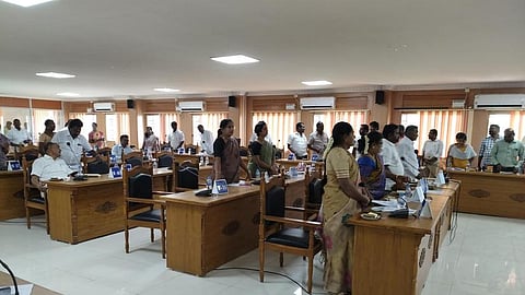  சிவகாசியில் திங்கள்கிழமை நடைபெற்ற மாமன்றக் கூட்டத்தில் அமளியில் ஈடுபட்ட உறுப்பினா்கள்.