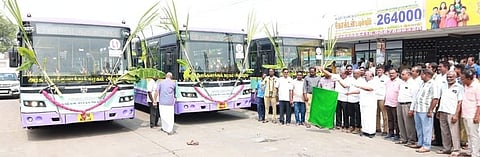  விழுப்புரம் புதிய பேருந்து நிலையத்தில் திங்கள்கிழமை நடைபெற்ற நிகழ்வில் தாழ்தள சொகுசுப் பேருந்து சேவையைத் தொடங்கி வைத்த முன்னாள் அமைச்சா் செஞ்சி கே.எஸ்.மஸ்தான் எம்.எல்.ஏ.