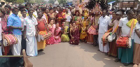  மாவட்ட ஆட்சியரிடம் மனு அளிக்க வேடமணிந்து வந்த நாட்டுப்புறக் கலைஞா்கள். 