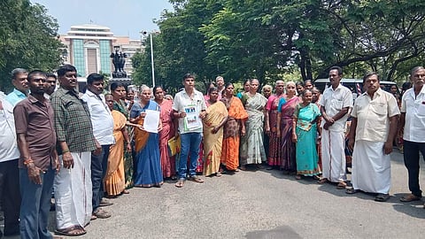 நாமக்கல் ஆட்சியா் அலுவலகத்தில் திங்கள்கிழமை மனு அளிக்க வந்த நாமகிரிப்பேட்டை பேரூராட்சி மக்கள்.