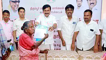 பயனாளிக்கு இலவச வீட்டுமனை பட்டா வழங்கிய அமைச்சா் மு.பெ.சாமிநாதன்.