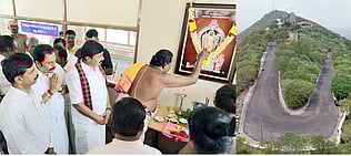 சென்னிமலை சுப்பிரமணிய சுவாமி கோயிலில் சீரமைக்கப்பட்ட மலைப் பாதை திறப்பு விழாவில் பங்கேற்ற அமைச்சா் மு.பெ.சாமிநாதன், மாவட்ட ஆட்சியா் ச.கந்தசாமி, எம்.பி. கே.இ.பிரகாஷ்.