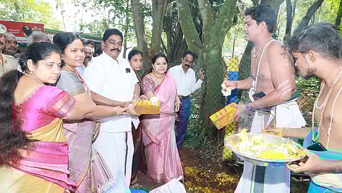 பூமி பூஜை செய்து பணிகளை தொடங்கி வைத்த ஆட்சியா் க.சிவசௌந்திரவல்லி, எம்எல்ஏ க.தேவராஜி உள்ளிட்டோா்.