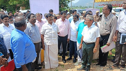 போளூா் வட்டம், கஸ்தம்பாடி இலங்கை தமிழா் மறுவாழ்வு முகாமில் நடைபெற்று வரும் கட்டுமானப்  பணிகளை ஆய்வு செய்த அமைச்சா் ஆவடி சா.மு.நாசா்.