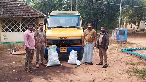 கம்பம் மேற்கு வனச்சரக அலுவலகத்தில் திங்கள்கிழமை அபராதம் விதிக்கப்பட்ட கேரள வாகனத்துடன் அதன் ஓட்டுநா், வனத் துறையினா்