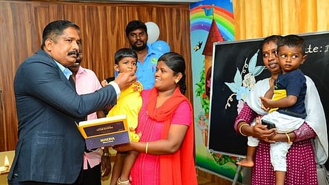  கங்கைகொண்டான் சிப்காட் வளாகத்தில் திங்கள்கிழமை முதல்வா் மு.க.ஸ்டாலின் காணொலிக்காட்சியில் திறந்து வைத்த குழந்தைகள் காப்பகத்திற்கு வந்த மழலைகளுக்கு இனிப்பு வழங்குகிறாா் சிப்காட் திட்ட இயக்குநா் மாரிமுத்து. 