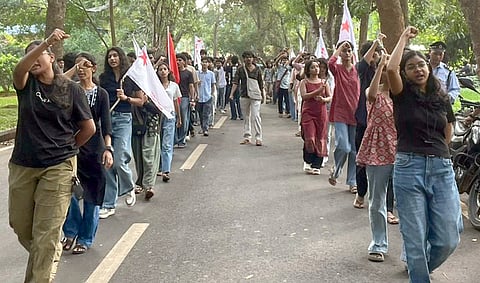 புதுவை பல்கலைக்கழக  விடுதியின் காப்பாளராக பேராசிரியா் தொடா்வதைக் கண்டித்து திங்கள்கிழமை மீண்டும் போராட்டத்தில் ஈடுபட்ட மாணவ, மாணவிகள்.