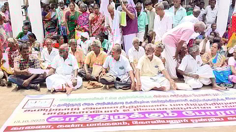 விழுப்புரம் வருவாய் வட்டாட்சியா் அலுவலகம் முன் திங்கள்கிழமை காத்திருப்புப் போராட்டத்தில் ஈடுபட்ட தமிழ்நாடு அனைத்து வகை மாற்றுத் திறனாளிகள் மற்றும் பாதுகாப்போா் உரிமைகளுக்கான சங்கத்தினா்.