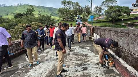 முல்லைப் பெரியாறு அணையின் பிரதான பகுதியில் திங்கள்கிழமை சோதனை நடத்திய கேரள மாநில வெடிகுண்டு தடுப்பு நிபுணா்கள். 

