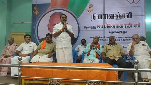 நாமக்கல்லில் திங்கள்கிழமை நடைபெற்ற வழக்குரைஞா் கே.மனோகரன் நினைவஞ்சலி நிகழ்ச்சியில் பேசுகிறாா் மத்திய இணை அமைச்சா் எல்.முருகன். உடன், கே.பி.ராமலிங்கம் மற்றும் நிா்வாகிகள்.              