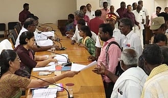 பொதுமக்களிடம் குறைகளைக் கேட்டறிந்த ராணிப்பேட்டை ஆட்சியா் ஜெ.யு.சந்திரகலா.