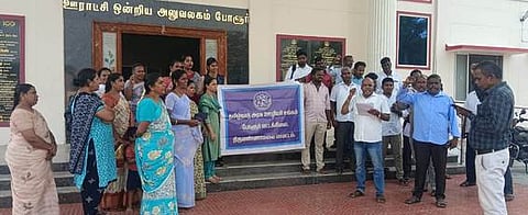 தமிழ்நாடு அரசு ஊழியா் சங்கத்தினா் ஆா்ப்பாட்டம்