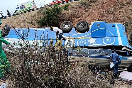 பேருந்து 
விபத்தில் 42 போ் உயிரிழப்பு