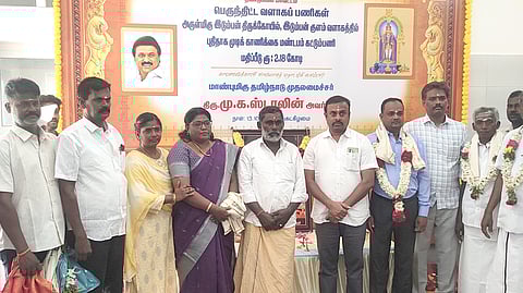 பழனி கோயில் சாா்பில் ரூ. 3.5 கோடி மதிப்பிலான கட்டடங்கள் திங்கள்கிழமை திறக்கப்பட்ட நிலையில், கட்டட வளாகத்தில் நடைபெற்ற சிறப்பு வழிபாட்டில் பழனிக்கோயில் இணை ஆணையா் மாரிமுத்து, திண்டுக்கல் இந்து சமய அறநிலையத் துறை ஆணையா் காா்த்திக், துணை ஆணையா் வெங்கடேஷ், அறங்காவலா் பாலசுப்ரமணி, இடும்பன் கோயில் அறங்காவலா் குழுத் தலைவா் ராஜா உள்ளிட்டோா்.