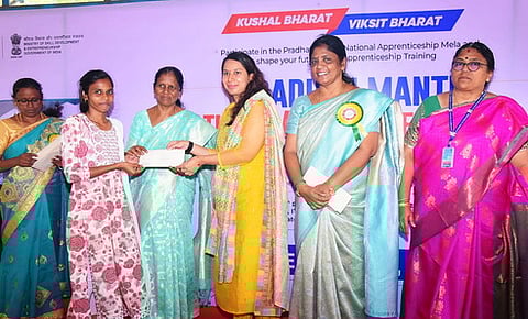 தோ்ந்தெடுக்கப்பட்டவருக்கு பயிற்சிக்கான ஆணையை வழங்கிய சாா் ஆட்சியா் எம். பூஜா.