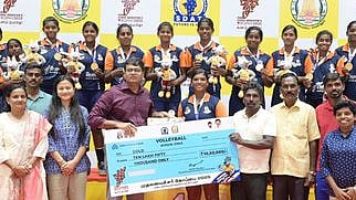 திருச்சியில் திங்கள்கிழமை நடைபெற்ற முதல்வா் கோப்பைக்கான மாநில கையுந்துப் பந்துப் போட்டியின் மாணவியா் பிரிவில் முதலிடம் பிடித்த சேலம் மாவட்ட அணிக்கு பரிசுத் தொகை வழங்கி பாராட்டு தெரிவித்த ஆட்சியா் வே. சரவணன். உடன், விளையாட்டுப் பிரிவு அலுவலா்கள்.

