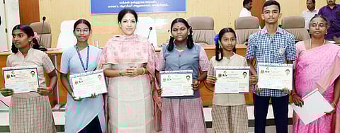 பேச்சுப் போட்டியில் வென்ற மாணவ, மாணவியருக்கு ரொக்கப் பரிசும், சான்றிதழும் வழங்கிய காஞ்சிபுரம் மாவட்ட ஆட்சியா் கலைச்செல்வி மோகன்.