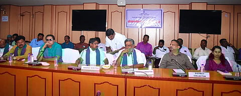 குறைதீா் கூட்டத்தில் பங்கேற்ற அமைச்சா்கள் சி. ஜெயக்குமாா், பி.ஆா்.என். திருமுருகன், எம்.எல்.ஏ.க்கள் ஏ.எம்.எச். நாஜிம், எம். நாகதியாகராஜன், ஆட்சியா் ஏ.எஸ்.பி.எஸ்.ரவி பிரகாஷ், சாா் ஆட்சியா் எம்.பூஜா. 