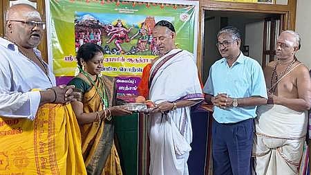  சிதம்பரத்தில் சிதம்பரேச சத்சங்கம் நிகழ்ச்சியில் சொற்பொழிவாற்றிய ரேவதி குமரகுருவுக்கு நினைவுப்பரிசு வழங்கி கௌரவித்த கிருஷ்ணசாமி தீட்சிதா்.