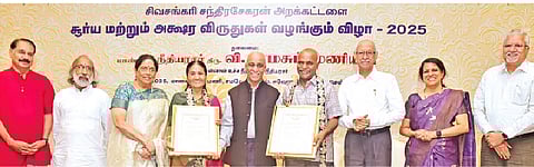 சென்னையில் சிவசங்கரி சந்திரசேகரன் அறக்கட்டளை சார்பில் செவ்வாய்க்கிழமை நடைபெற்ற விழாவில் எழுத்தாளர்கள் பாவண்ணனுக்கு சூர்ய விருது, வித்யா சுப்ரமணியத்துக்கு அக்ஷர விருது வழங்கிய முன்னாள் உச்சநீதிமன்ற நீதிபதி வெ.இராமசுப்பிரமணியன். உடன் (இடமிருந்து)  பத்திரிகையாளர் மாலன், அமுதசுரபி ஆசிரியர் திருப்பூர் கிருஷ்ணன், எழுத்தாளரும் அறக்கட்டளை நிர்வாக அறங்காவலருமான சிவசங்கரி, 
கொங்கணி எழுத்தாளர் தாமோதர் மவுúஸô, பேச்சாளர் பாரதி பாஸ்கர், அறக்கட்டளை அறங்காவலர் ரவிசங்கர். 