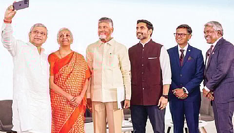 
செயற்கை நுண்ணறிவு தரவு மையம் அமைப்பதற்காக ஆந்திர அரசு- கூகுள் நிறுவனம் இடையே ஒப்பந்தம் கையொப்பமான நிகழ்வில், மத்திய நிதியமைச்சர் நிர்மலா சீதாராமன், முதல்வர் சந்திரபாபு நாயுடு, கூகுள் கிளவுட் சிஇஓ தாமஸ் குரியன் உள்ளிட்டோருடன் தற்படம் எடுத்துக்கொண்ட மத்திய அமைச்சர் அஸ்வினி வைஷ்ணவ். 