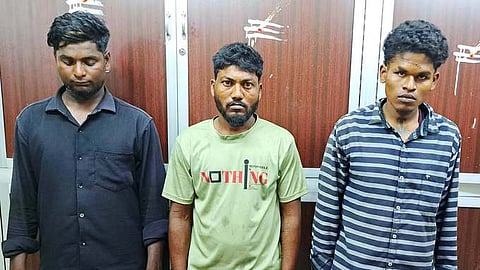  பறிமுதல் செய்யப்பட்ட கஞ்சா, போதை மாத்திரைகளுடன் கைதான மூவா்.