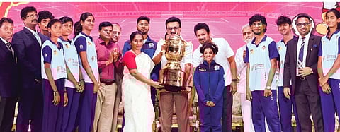
முதல்வர் கோப்பை மாநிலப் போட்டியில் முதலிடம் பெற்ற சென்னை மாவட்டத்துக்கு கோப்பையை வழங்கிய முதல்வர் மு.க.ஸ்டாலின். உடன், துணை முதல்வர் உதயநிதி ஸ்டாலின், அமைச்சர் பி.கே.சேகர்பாபு உள்ளிட்டோர்.
