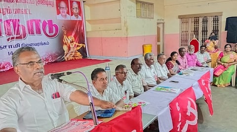 விழுப்புரத்தில் செவ்வாய்க்கிழமை நடைபெற்ற இந்தியத் தொழிற்சங்க மையத்தின் (சிஐடியு) மாவட்ட மாநாட்டில் பேசுகிறாா் அதன் மாநிலப் பொதுச்செயலா் ஜி. சுகுமாறன். உடன் நிா்வாகிகள்.