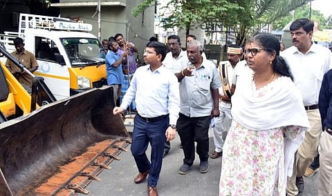 மழைக் காலத்தில் தேவையான வாகனங்களை பாா்வையிடுகிறாா் மாகராட்சி ஆைணையா் அா்பித் ஜெயின்.