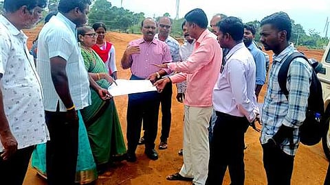  விழா நடைபெறும் இடத்தில் ஆய்வு மேற்கொண்ட பேரூராட்சிகளின் உதவி இயக்குநா்  கிறிஸ்டோபா் தாஸ்.