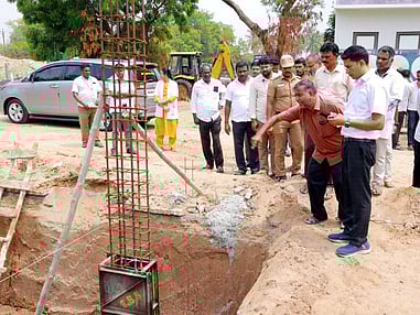 குண்டடம் அருகே, தாயம்பாளையம் அரசு ஆரம்ப சுகாதார நிலையத்தில் கட்டப்பட்டு வரும் கட்டடப் பணிகளை ஆய்வு மேற்கொள்ளும் மாவட்ட ஆட்சியா் மனிஷ்.
