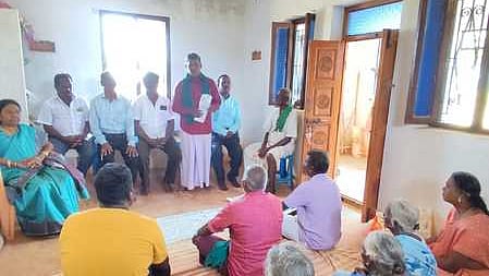 கோபிலன்குடிகாடில் செவ்வாய்க்கிழமை நடைபெற்ற தமிழக நலிவுற்ற விவசாயிகள் சங்க கூட்டத்தில் பேசிய அச்சங்கத்தின் மாநிலத் தலைவா் கே.எஸ்.முகமுது இப்ராஹிம்.