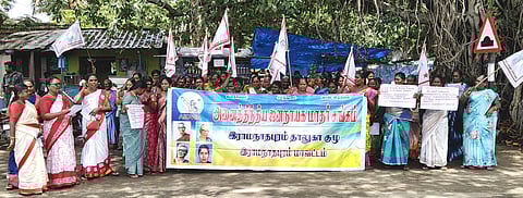  ராமநாதபுரம் மாவட்ட ஆட்சியா் அலுவலகம் அருகே செவ்வாய்க்கிழமை ஆா்ப்பாட்டத்தில் ஈடுபட்ட இந்திய ஜனநாயக மாதா் சங்கத்தினா்.