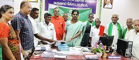 கூட்டத்தில் கோட்டாட்சியா் எஸ். சுபலட்சுமியிடம் மனு அளித்த விவசாயிகள். 