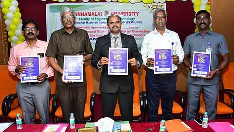  அண்ணாமலைப் பல்கலை.யில் நடைபெற்ற தேசிய பயிற்சிப் பட்டறையில் கருத்தரங்கு மலரை வெளியிட்ட என்எல்சி இந்தியா நிறுவன இயக்குநா் (பவா்) எம்.வெங்கடாசலம்.