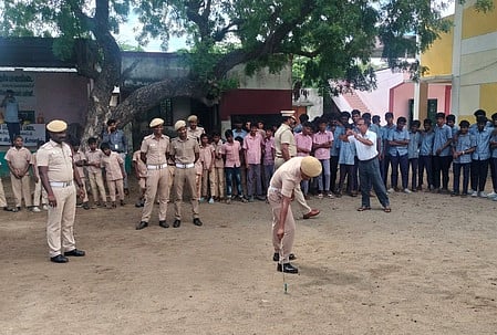 பாதுகாப்பாக பட்டாசு வெடிப்பது குறித்து செயல் விளக்கமளித்த தீயணைப்புத் துறை வீரா்கள். 