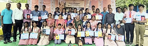 வெற்றி பெற்ற மாணவா்கள், உடன், முதன்மைக் கல்வி அலுவலா் அ.நளினி உள்ளிட்டோா்.