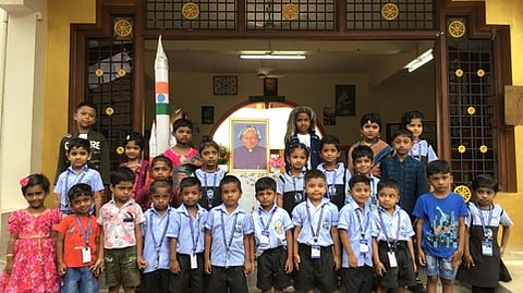  அப்துல்கலாம் பிறந்தநாளைக் கொண்டாடிய மாணவ, மாணவிகள்.
