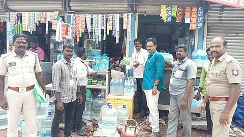 வேளாங்கண்ணி பகுதியில் உள்ள கடைகளில் ஆய்வு மேற்கொண்ட மாவட்ட சுகாதாரத் துறை மற்றும் காவல்துறையினா் உள்ளிட்டோா். 