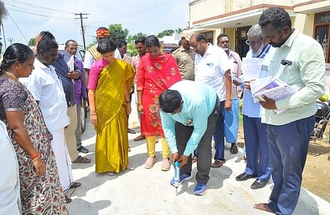  அல்லாளச்சேரி  ஊராட்சியில்  சிமென்ட்  சாலையை   ஆய்வு  செய்த  ஆட்சியா்  ஜெ.யு.சந்திரகலா.  